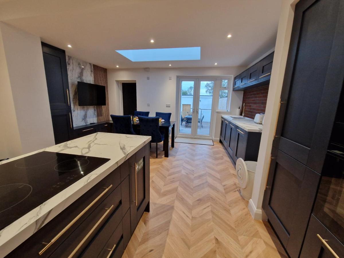 3 Bedroom Stylish Home Merthyr Мертир-Тидвилл Экстерьер фото